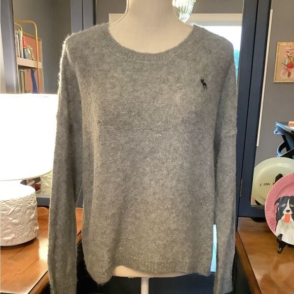 Abercrombie & Fitch Sweaters - Abercrombie‎ & Fitch Gray Split Back Sweater🫎🧣🧤🥰
